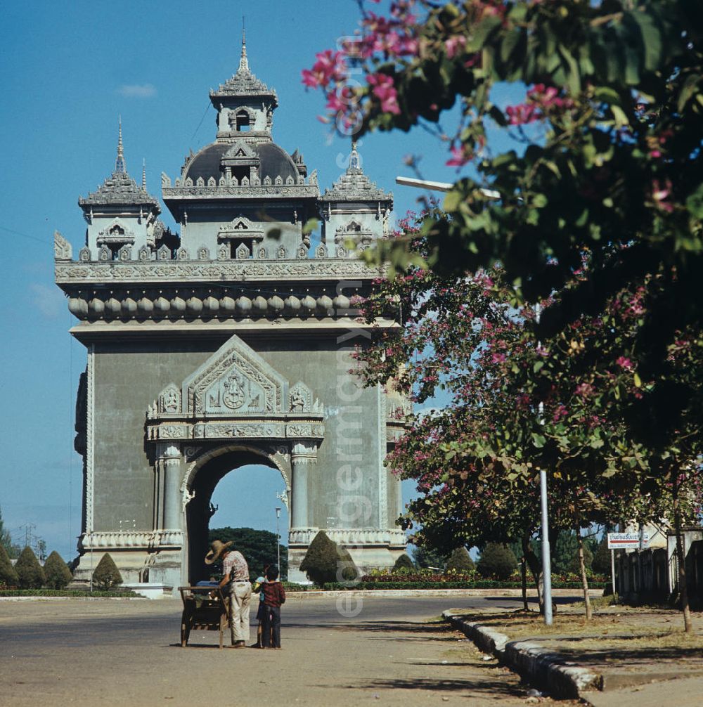 GDR photo archive: Vientiane - Blick auf den Patuxai, den Triumphbogen, auch Victory Gate genannt, von Vientiane, der Hauptstadt der Demokratischen Volksrepublik Laos.