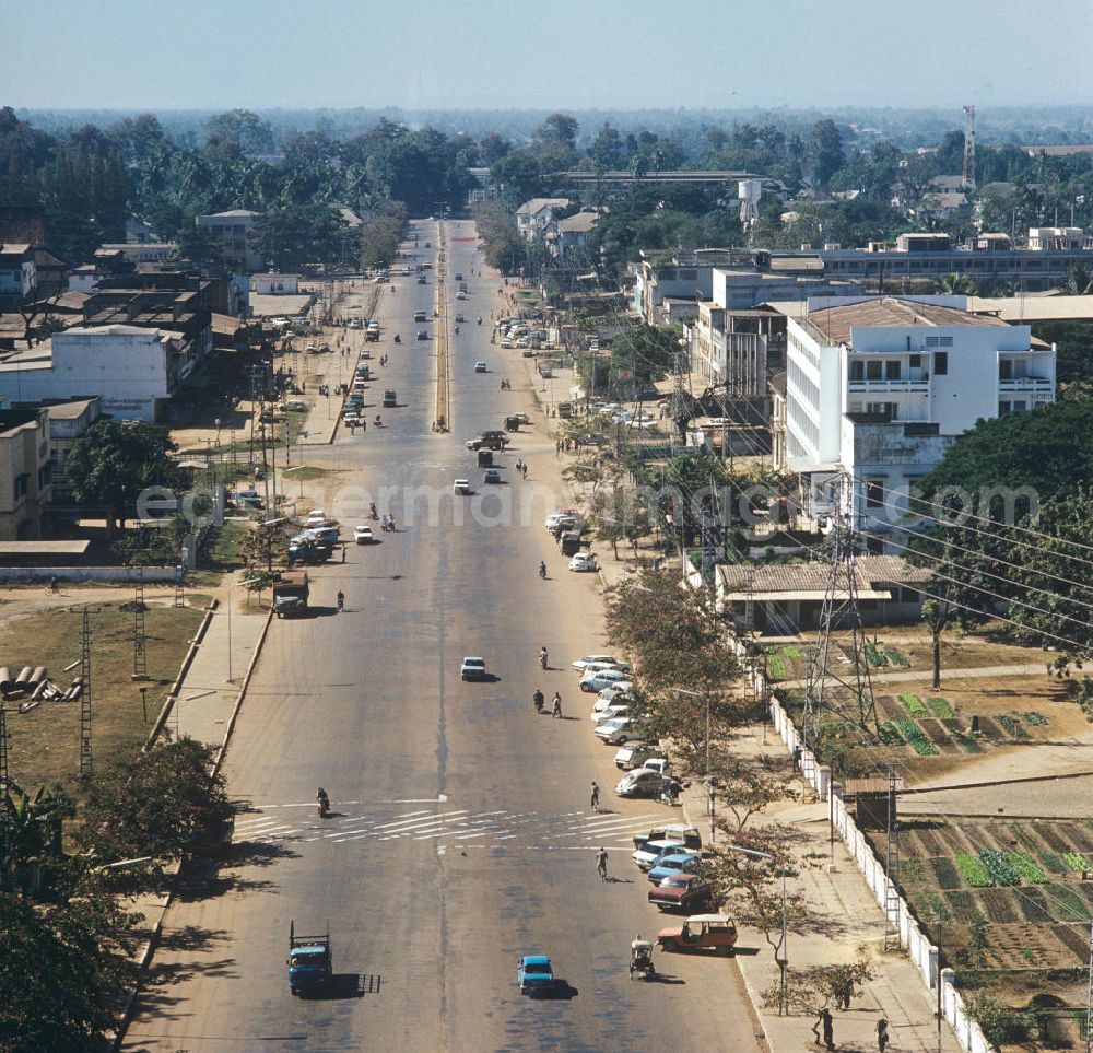 GDR image archive: Vientiane - Blick vom Turm des Patuxai, dem Triumphbogen, auch Victory Gate genannt, von Vientiane, der Hauptstadt der Demokratischen Volksrepublik Laos.