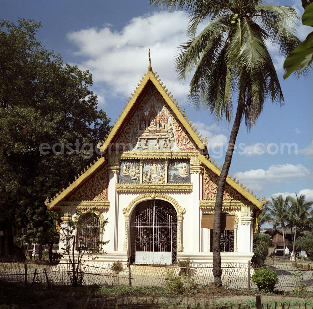 GDR photo archive: Vientiane - Blick auf den Wat Si Muang in Vientiane, der Hauptstadt der Demokratischen Volksrepublik Laos. Der Tempel ist der Sitz des Schutzgeistes von Vietiane.