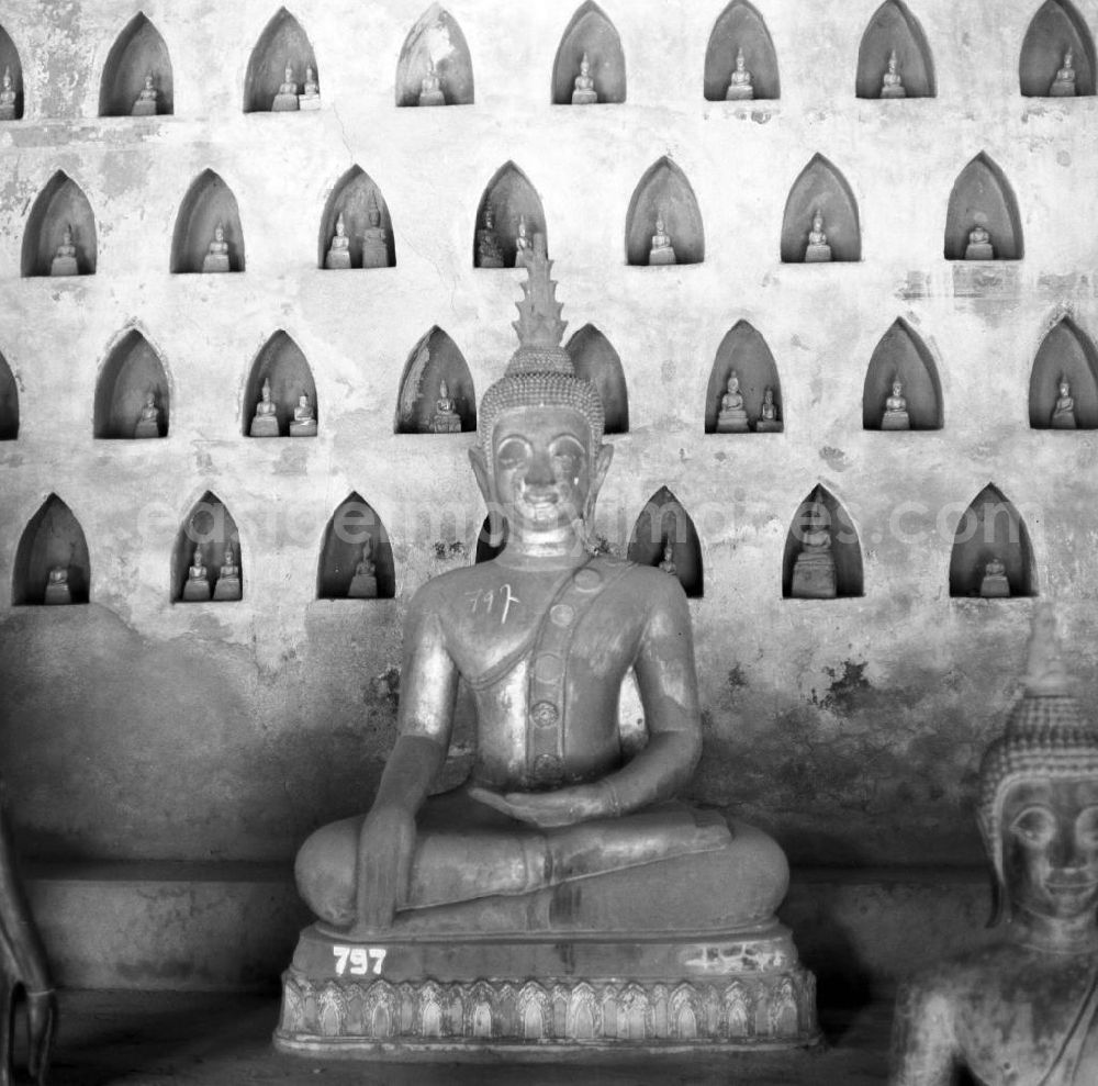 GDR photo archive: Vientiane - Blick auf Buddhastatuen im Wat Si Saket Tempel in Vientiane, der Hauptstadt der Demokratischen Volksrepublik Laos.