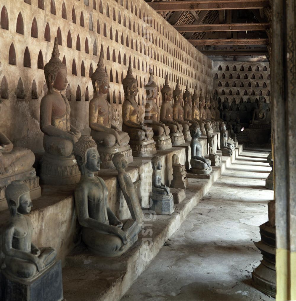 GDR picture archive: Vientiane - Blick auf Buddhastatuen im Wat Si Saket Tempel in Vientiane, der Hauptstadt der Demokratischen Volksrepublik Laos.