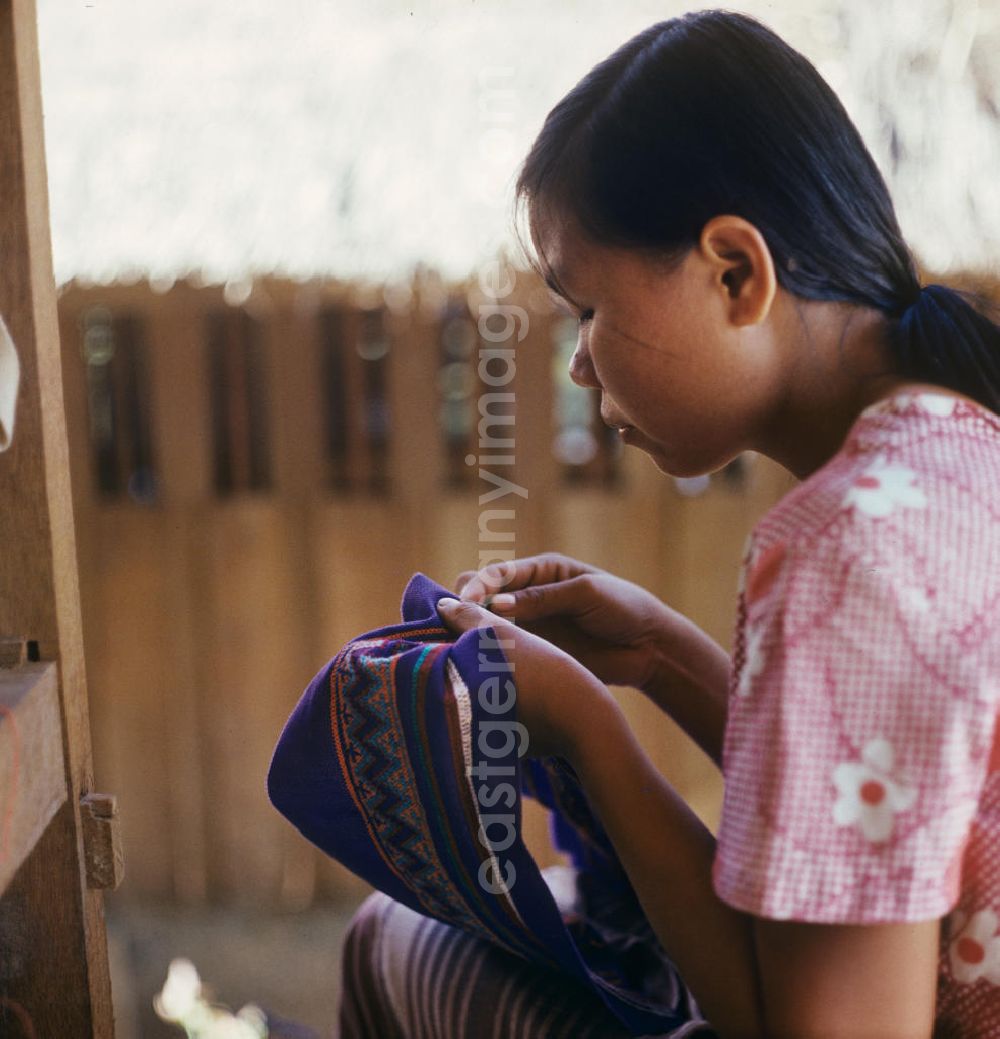Vientiane: Frauen bei Näharbeiten in einer Weberei in Vientiane, der Hauptstadt der Demokratischen Volksrepublik Laos.