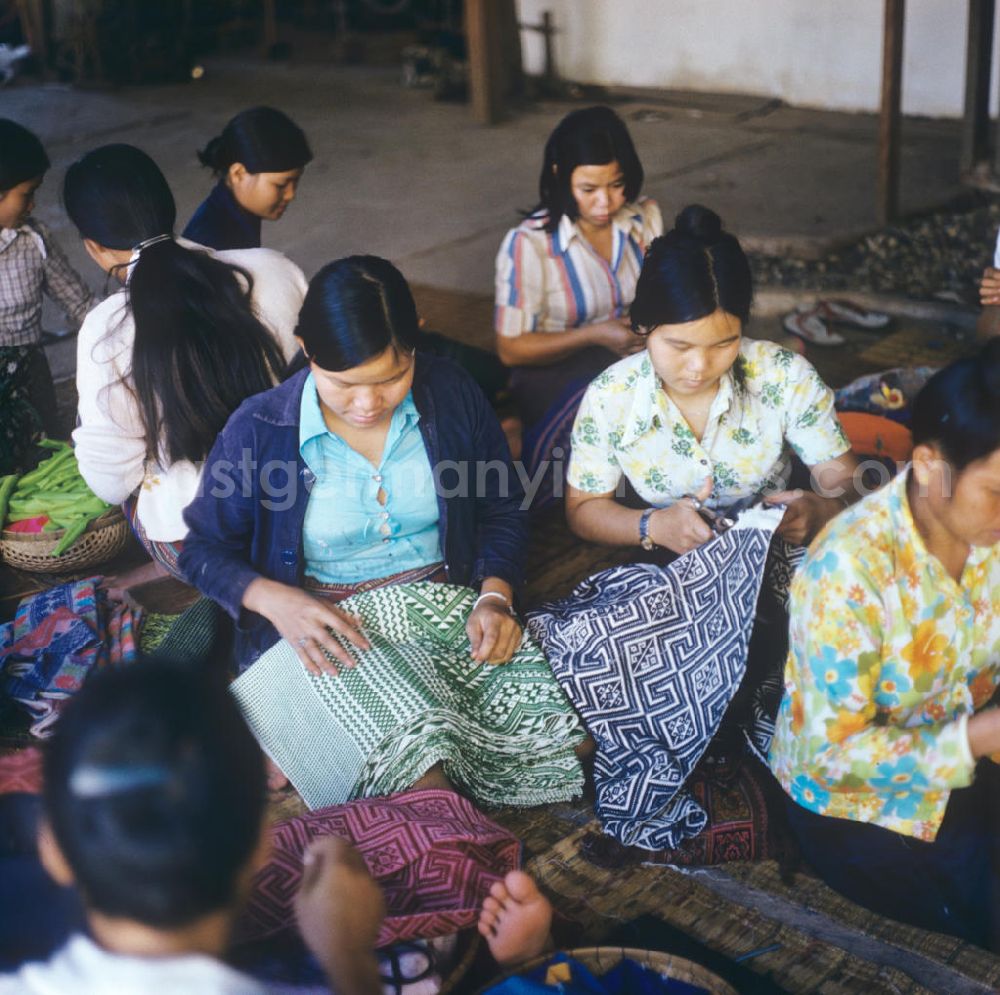 GDR photo archive: Vientiane - Frauen bei Näharbeiten in einer Weberei in Vientiane, der Hauptstadt der Demokratischen Volksrepublik Laos.