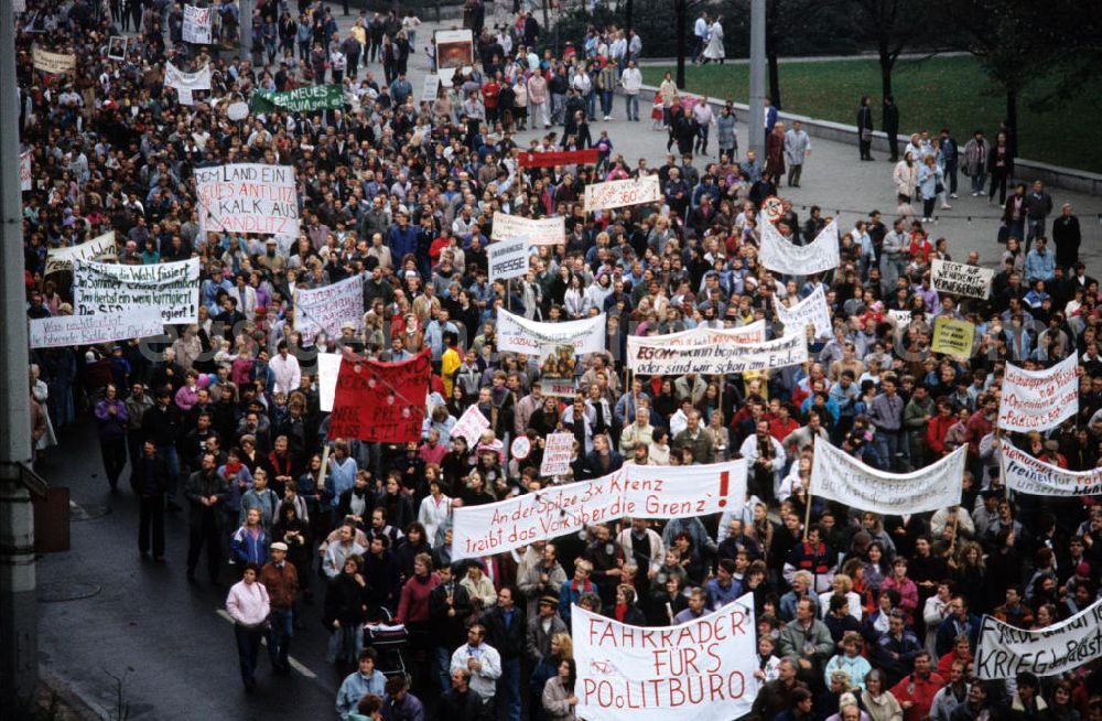 GDR picture archive: Berlin - Legendäre Großdemonstration zur Reformation der DDR. Am 4. November kam es auf dem Berliner Alexanderplatz mit etwa einer Million Teilnehmern zur größten Demonstration in der Geschichte der DDR, dies wurde vom Fernsehen live übertragen. Am 7. November traten die Regierung und das Politbüro zurück.