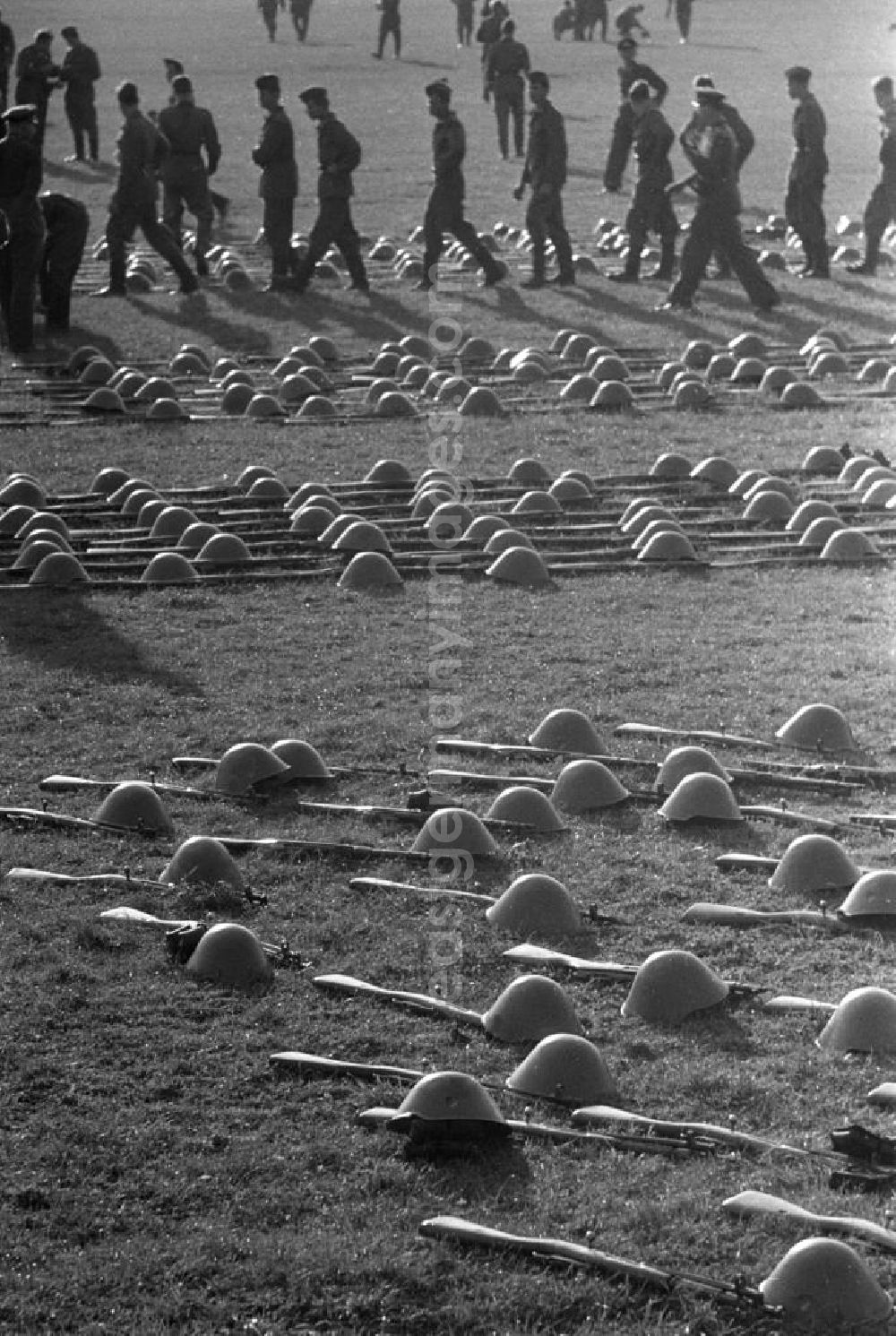 GDR photo archive: Leipzig - Zur 1. Spartakiade der befreundeten Armeen versammeln sich vom 26.-28. September 1958 die Soldaten der sozialistischen Bruderarmeen auf dem Gelände des Leipziger Sportforums, um im freundschaftlichen Wettkampf ihre Kräfte zu messen.