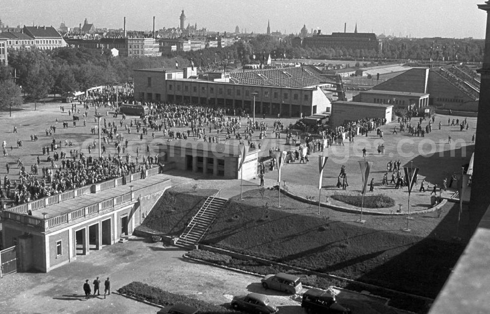 Leipzig: Zur 1. Spartakiade der befreundeten Armeen versammeln sich vom 26.-28. September 1958 die Soldaten der sozialistischen Bruderarmeen auf dem Gelände des Leipziger Sportforums, um im freundschaftlichen Wettkampf ihre Kräfte zu messen, hier Blick auf die Leipziger Festwiese und das 1952 erbaute (und 20