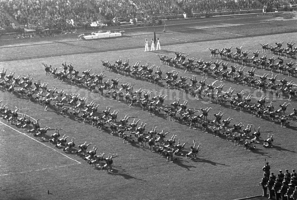 GDR image archive: Leipzig - Zur 1. Spartakiade der befreundeten Armeen versammeln sich vom 26.-28. September 1958 die Soldaten der sozialistischen Bruderarmeen auf dem Gelände des Leipziger Sportforums, um vor Publikum im freundschaftlichen Wettkampf ihre Kräfte zu messen.