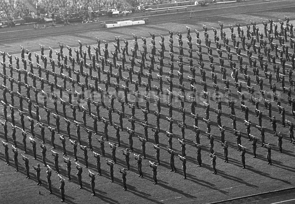 GDR picture archive: Leipzig - Zur 1. Spartakiade der befreundeten Armeen versammeln sich vom 26.-28. September 1958 die Soldaten der sozialistischen Bruderarmeen auf dem Gelände des Leipziger Sportforums, um im freundschaftlichen Wettkampf ihre Kräfte zu messen.