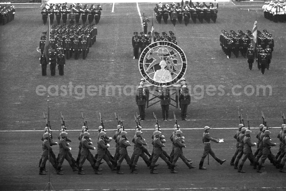 Leipzig: Zur 1. Spartakiade der befreundeten Armeen versammeln sich vom 26.-28. September 1958 die Soldaten der sozialistischen Bruderarmeen auf dem Gelände des Leipziger Sportforums, um im freundschaftlichen Wettkampf ihre Kräfte zu messen.