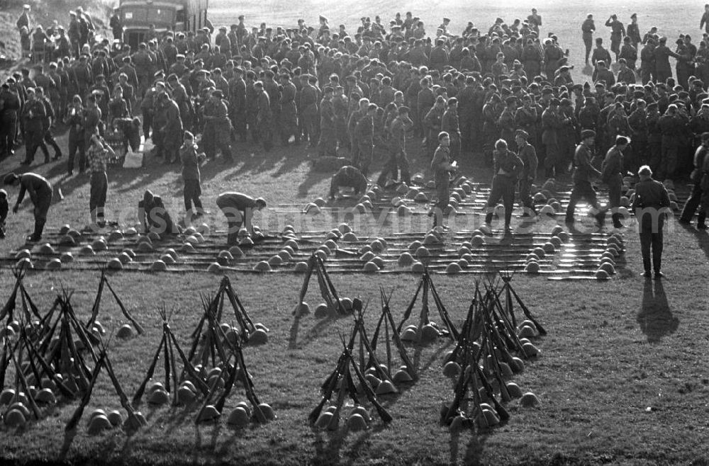 GDR image archive: Leipzig - Zur 1. Spartakiade der befreundeten Armeen versammeln sich vom 26.-28. September 1958 die Soldaten der sozialistischen Bruderarmeen auf dem Gelände des Leipziger Sportforums, um im freundschaftlichen Wettkampf ihre Kräfte zu messen.