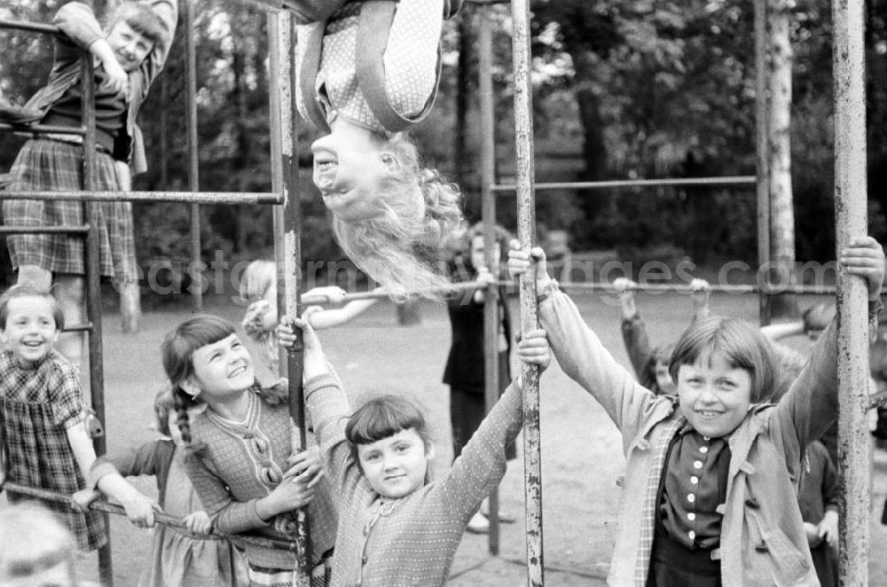 GDR photo archive: Leipzig - Großer Andrang herrscht auf dem Klettergerüst im Mariannenpark in Leipzig.