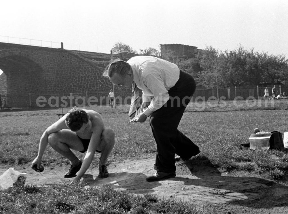 GDR image archive: Leipzig - Junge Gymnasiasten haben sich in Vorbereitung ihrer Abiturprüfung in Leichtathletik auf ihrem Schulsportplatz in Leipzig versammelt, hier beim Ausmessen des Weitsprungs.