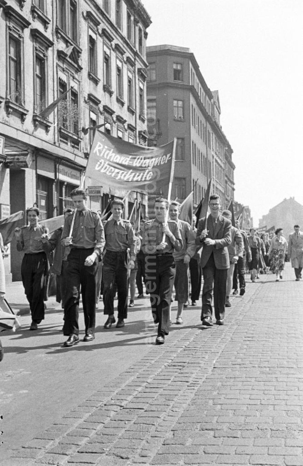 Leipzig: FDJler der Richard-Wagner-Oberschule in Leipzig tragen auf der Demonstration zum 1. Mai 1957 Einheitskleidung, Transparente und Fahnen.