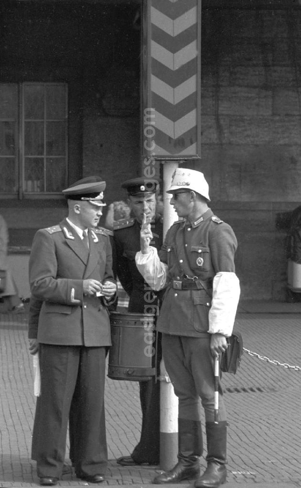 GDR photo archive: Leipzig - Ein Verkehrspolizist der DDR-Volkspolizei - wegen der weißen Armstulpen und Mützen bzw. Helme auch weiße Maus genannt - und zwei Angehörige der Roten Armee bei der deutsch-russischen Völkerverständigung in Leipzig.