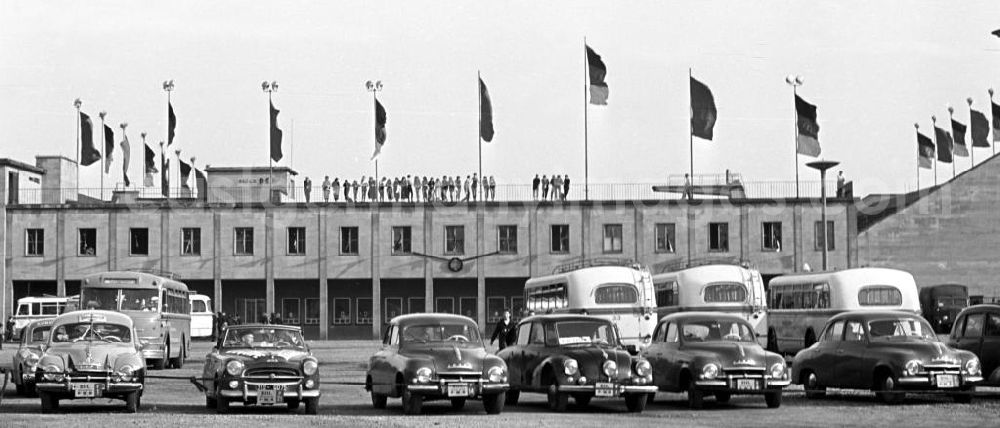 GDR image archive: Leipzig - Die 13. Internationale Friedensfahrt vom 2. bis 16.5.1960 führte von Prag über Warschau nach Ost-Berlin über eine Gesamtlänge von 2290 km. 2