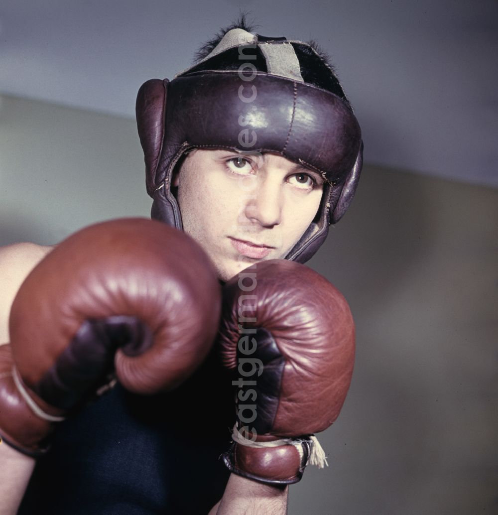 GDR picture archive: Berlin - Athlete and competitive athlete Boxer Bernd Anders in Berlin Eastberlin on the territory of the former GDR, German Democratic Republic