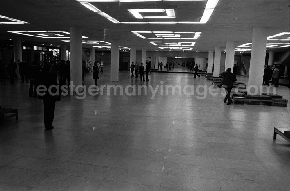 Uljanobsk: Die Vorhalle im Lenin Memorial Haus in Uljanowsk. Das Bauwerk aus weißem Marmor wurde 1970 zu Lenins 10