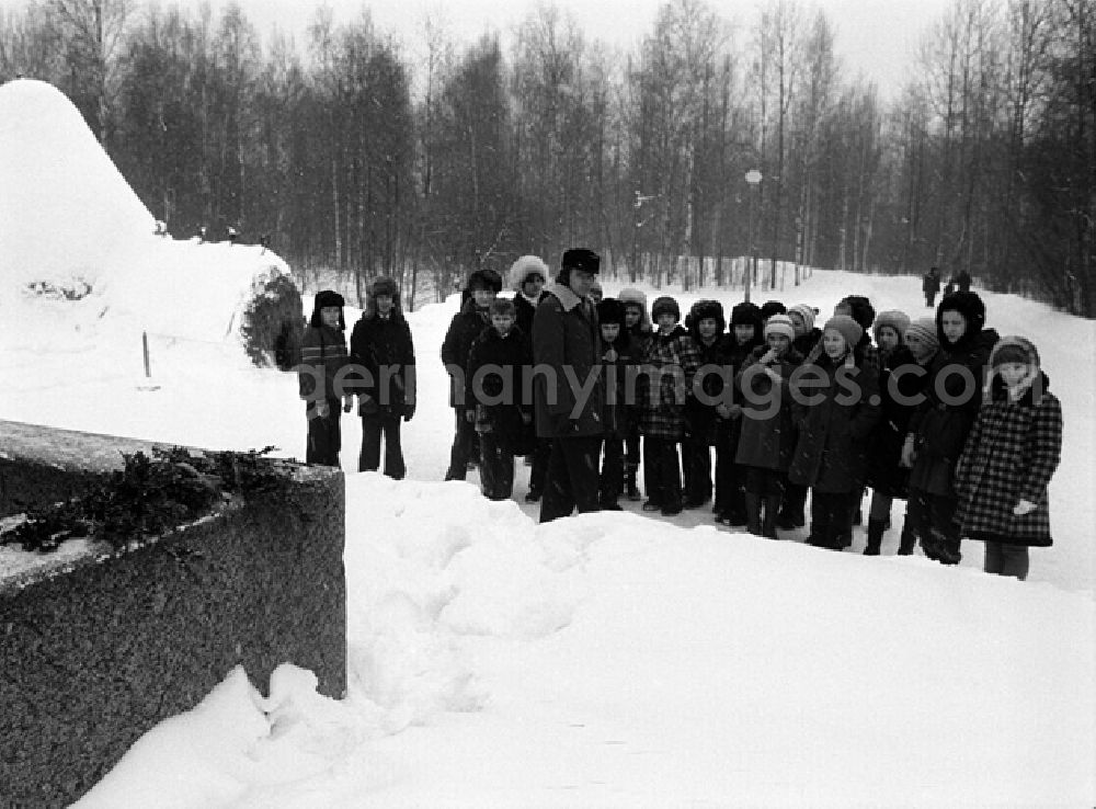 GDR photo archive: Leningrad - Rasliw bezeichnet eine Siedlung und Bahnstation an der Primorski-Eisenbahnlinie, 32 km von Leningrad (Sankt Petersburg) entfernt und Wohnort eines großen Teils der Arbeiter des Sestrorezker Rüstungswerks. Auf dem Wege in die Illegalität kam in der Nacht zum 1