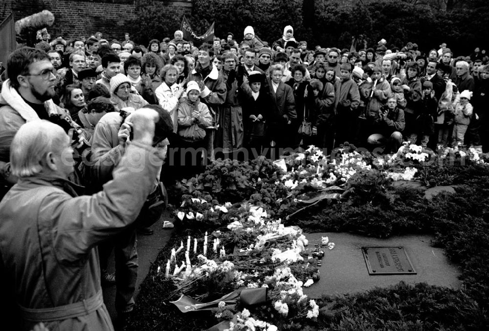 GDR photo archive: Berlin-Lichtenberg - Lichtenberg-Berlin Demo in Friedrichsfelde für Liebknecht/ Luxemburg 14.01.9