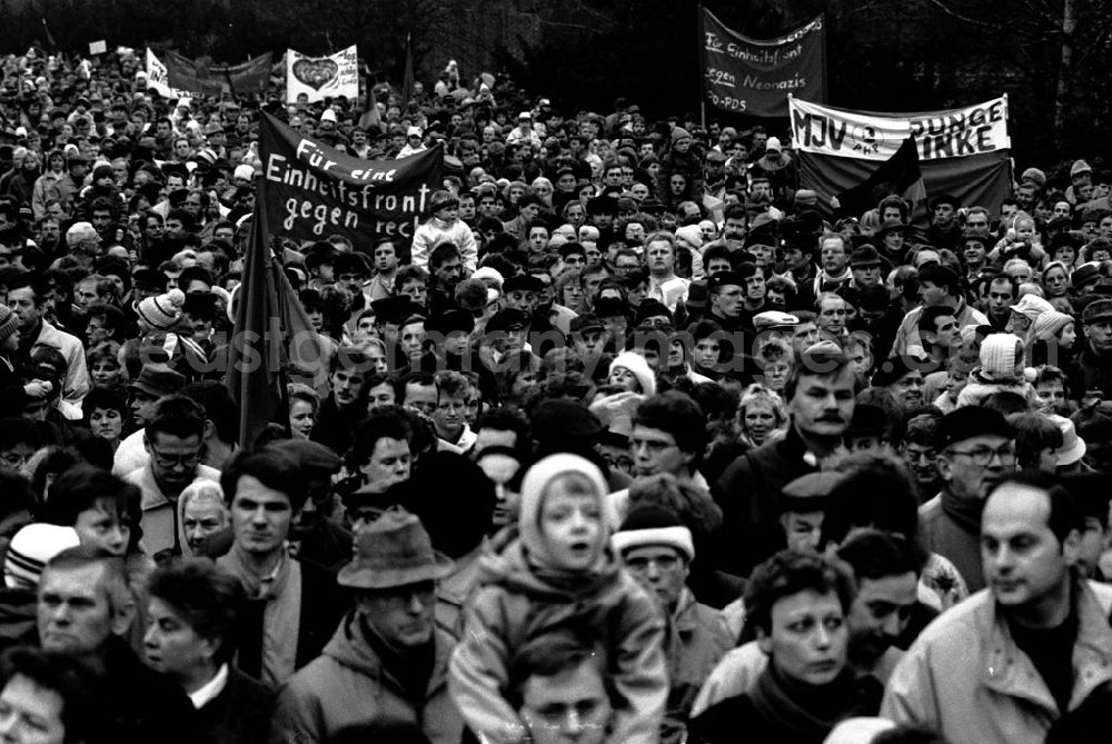 GDR picture archive: Berlin-Lichtenberg - Lichtenberg-Berlin Demo in Friedrichsfelde für Liebknecht/ Luxemburg 14.01.9