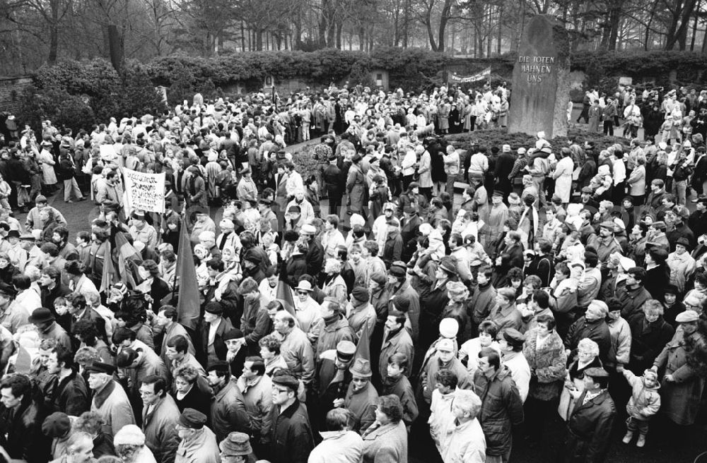 GDR image archive: Berlin-Lichtenberg - Lichtenberg-Berlin Demo in Friedrichsfelde für Liebknecht/ Luxemburg 14.01.9