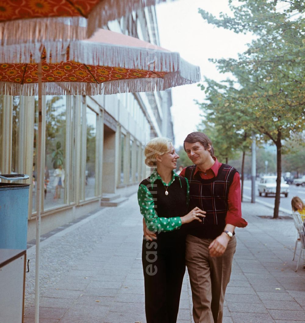 GDR photo archive: Berlin - Frisch verliebt schaut dieses junge Paar beim Flanieren Unter den Linden in Berlin-Mitte.