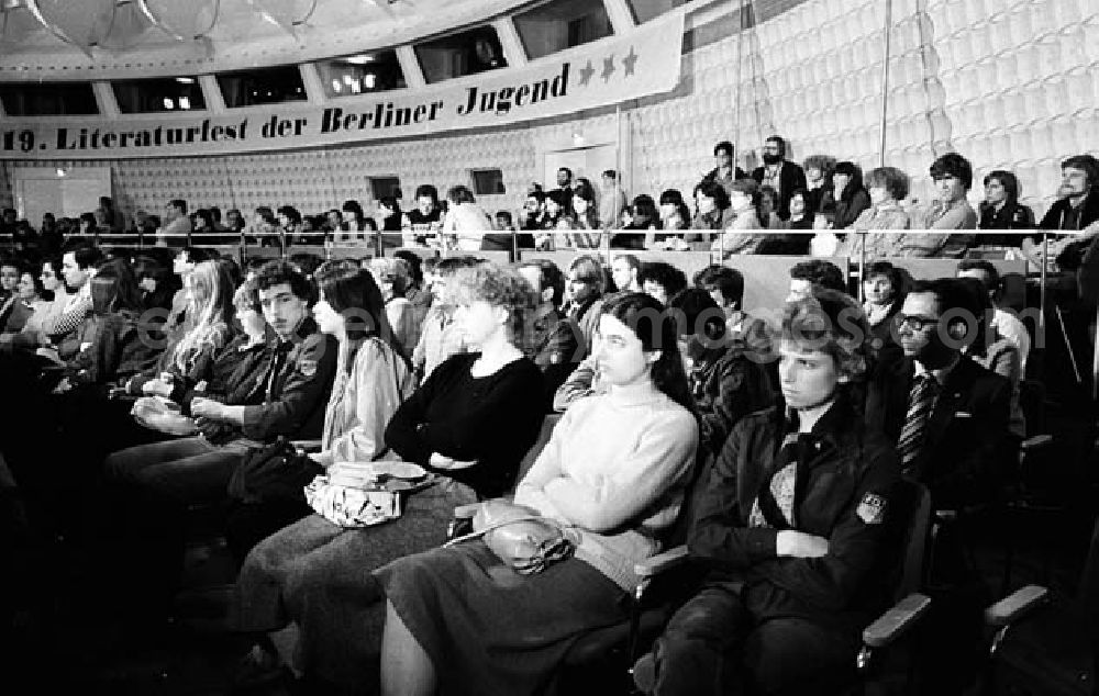 GDR photo archive: Berlin - 29.11.1982 19. Literaturfest der Berliner Jugend Umschlagnr.: 1172