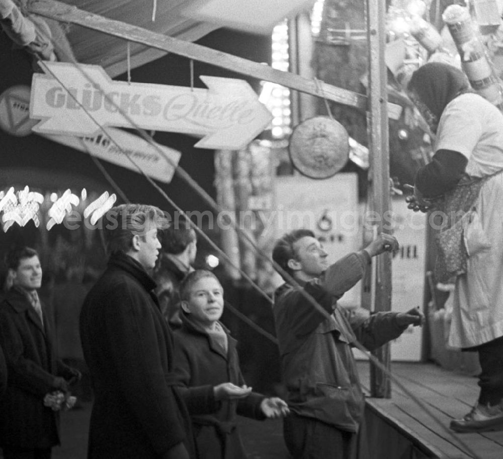 GDR image archive: Berlin - Junge Leute versuchen ihr Glück an einer Losbude auf dem Berliner Weihnachtsmarkt.