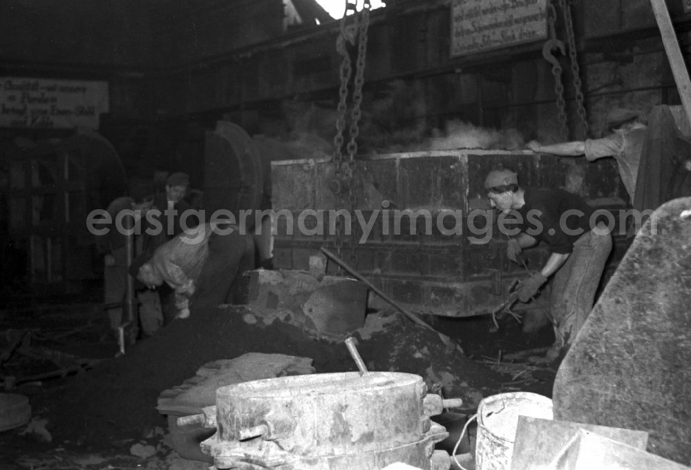 Bautzen: Everyday work in the Association of State-Owned Locomotive and Wagon Construction Enterprises (VVB LOWA) in Bautzen, Saxony in the territory of the former GDR, German Democratic Republic