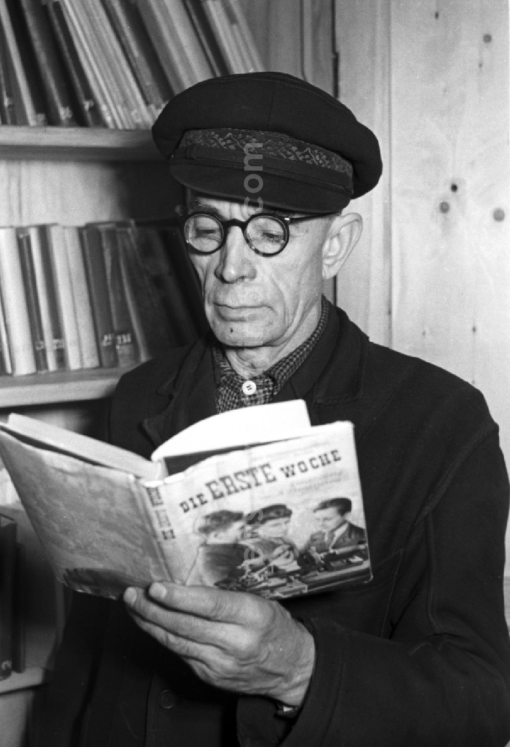 GDR picture archive: Bautzen - A worker of the Association of People’s Owned Enterprises of Locomotive and Wagon Construction (VVB LOWA) Bautzen reads the book The First Week by the Soviet writer Aleksej Pantijelew in Bautzen, Saxony in the territory of the former GDR, German Democratic Republic