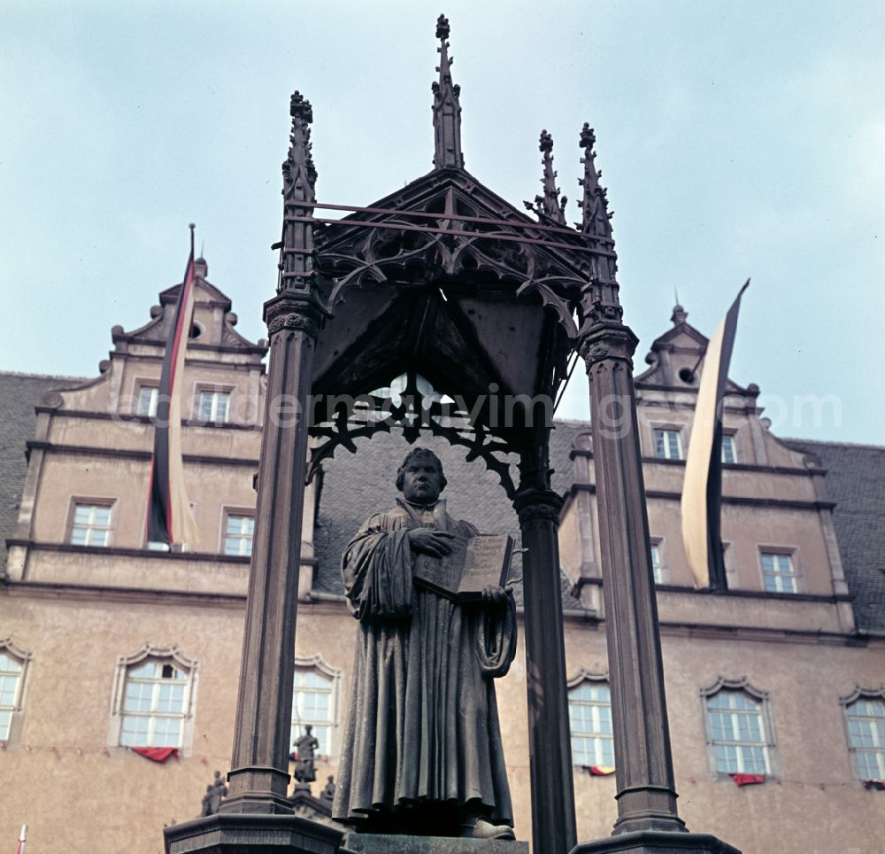 GDR picture archive: Lutherstadt Wittenberg - Luther monument on the market square in Lutherstadt Wittenberg, Saxony-Anhalt in the area of the former GDR, German Democratic Republic