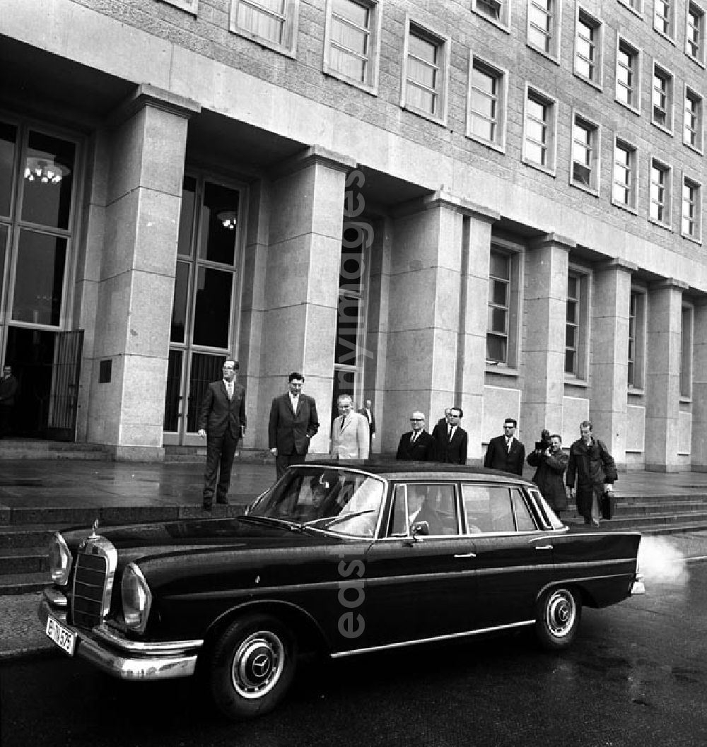 Berlin: Mai 1966 Gespräche zwischen Vertretern der SED (Sozialistische Einheitspartei Deutschlands) und SPD (Sozialistische Partei Deutschlands).