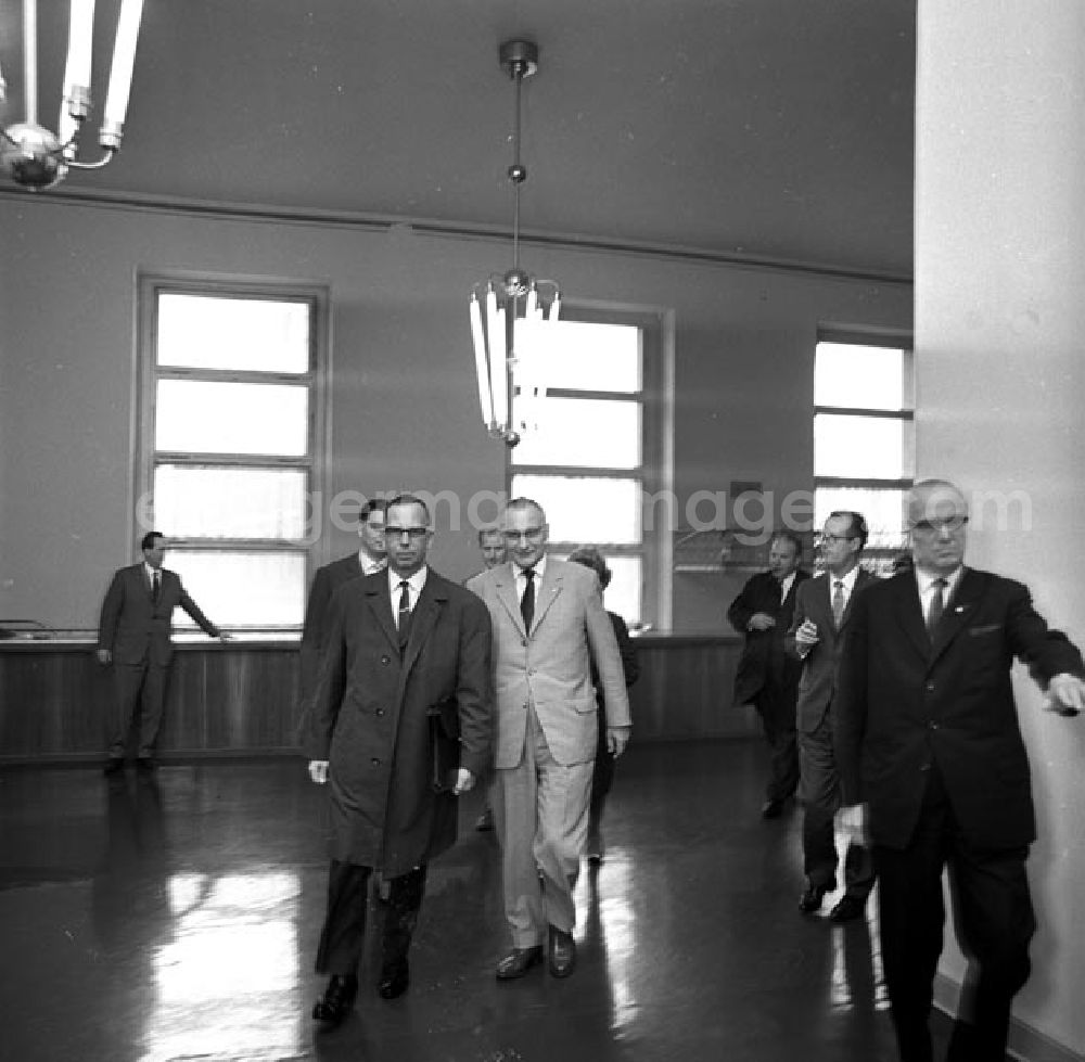 GDR photo archive: Berlin - Mai 1966 Gespräche zwischen Vertretern der SED (Sozialistische Einheitspartei Deutschlands) und SPD (Sozialistische Partei Deutschlands).