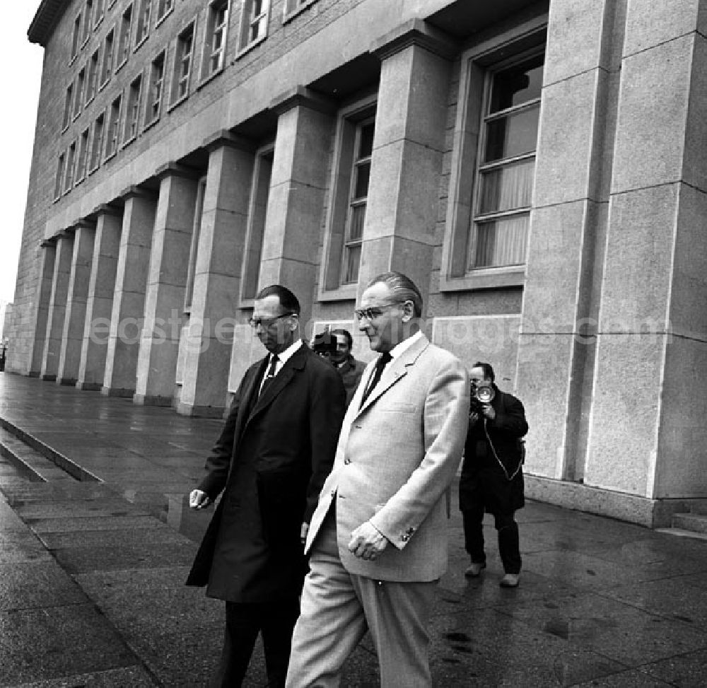 GDR picture archive: Berlin - Mai 1966 Gespräche zwischen Vertretern der SED (Sozialistische Einheitspartei Deutschlands) und SPD (Sozialistische Partei Deutschlands).