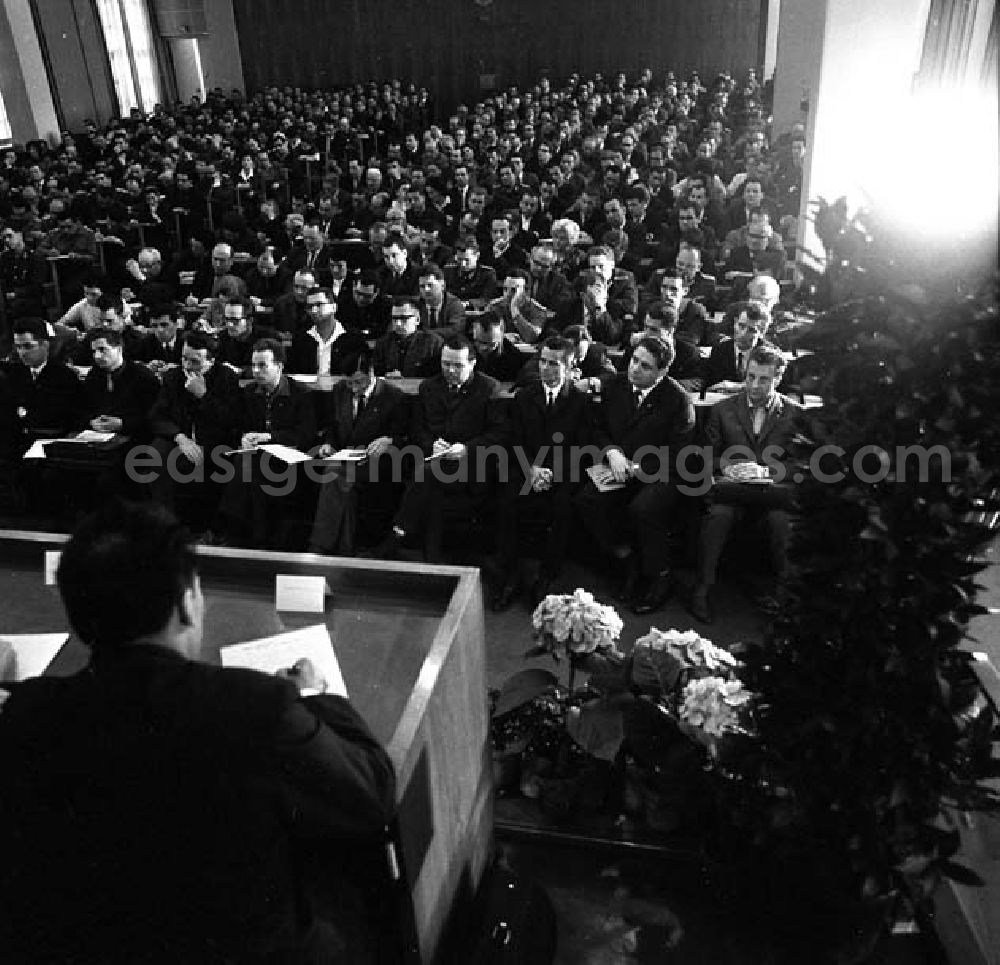 Berlin: Mai 1966 Honecker spricht im Auditorium der Humbold Universität