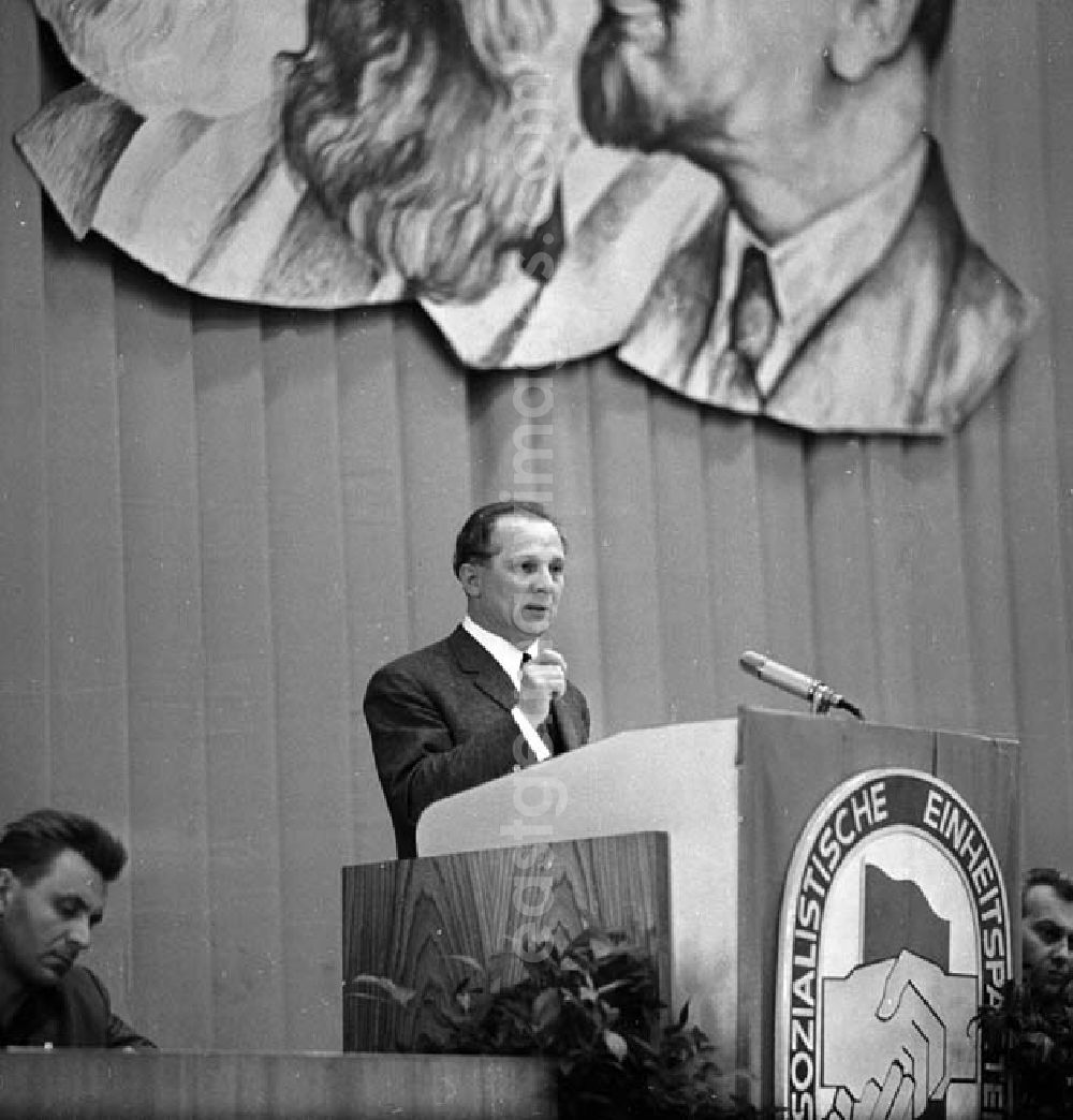 GDR picture archive: Berlin - Mai 1966 Honecker spricht im Auditorium der Humbold Universität