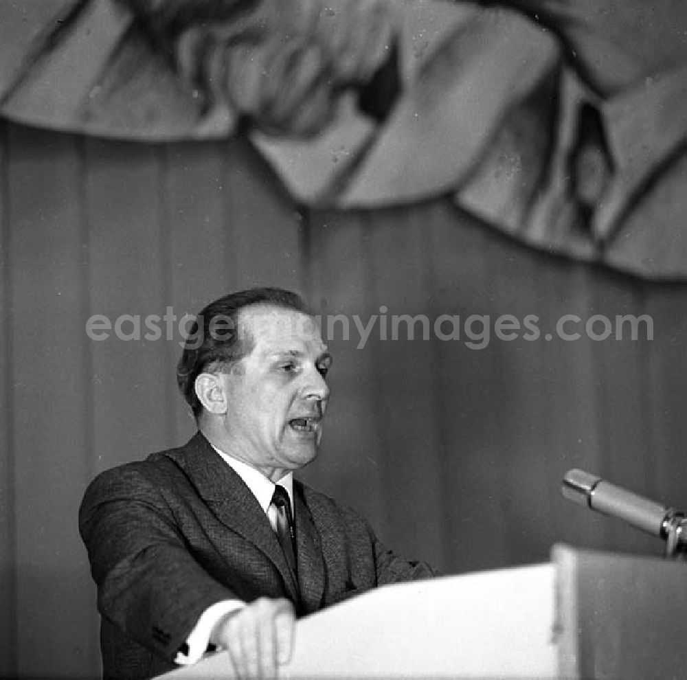 Berlin: Mai 1966 Honecker spricht im Auditorium der Humbold Universität