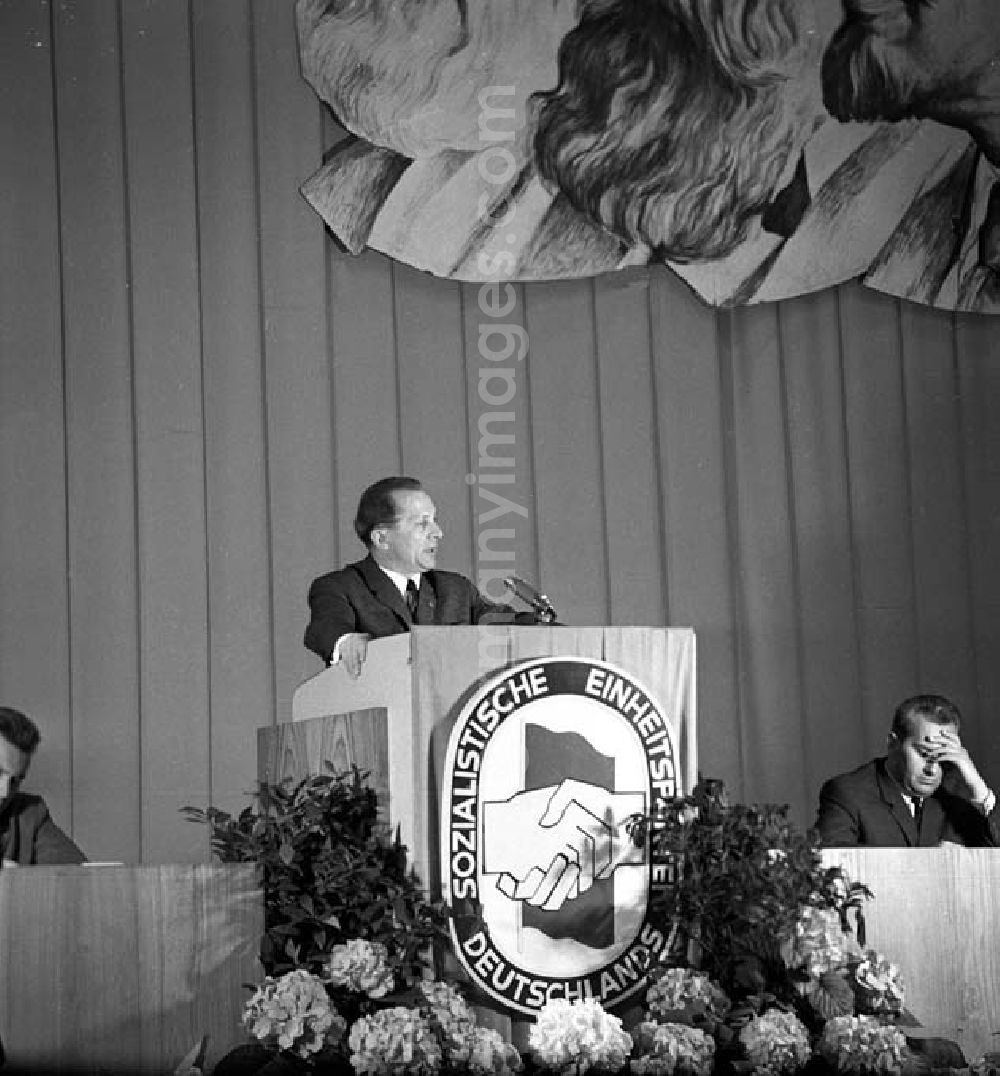 GDR image archive: Berlin - Mai 1966 Honecker spricht im Auditorium der Humbold Universität