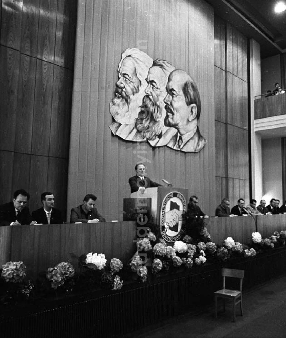 GDR picture archive: Berlin - Mai 1966 Honecker spricht im Auditorium der Humbold Universität