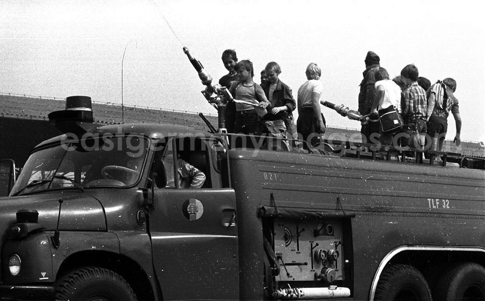 GDR image archive: Zinnowitz / Usedom (Mecklenburg-Vorpommern) - Mai 1985 Patenklasse der IG Wismut - Besuch im Fuhrpark FTB-9 in Zinnowitz / Usedom (Mecklenburg-Vorpommern)