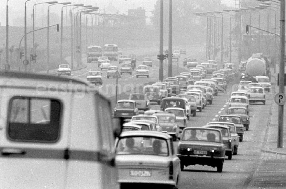 GDR picture archive: Berlin - Mai 1973 Straßenverkehr Dreispurig, Autos / Auto verschiedener Typen fahren auf Straße.