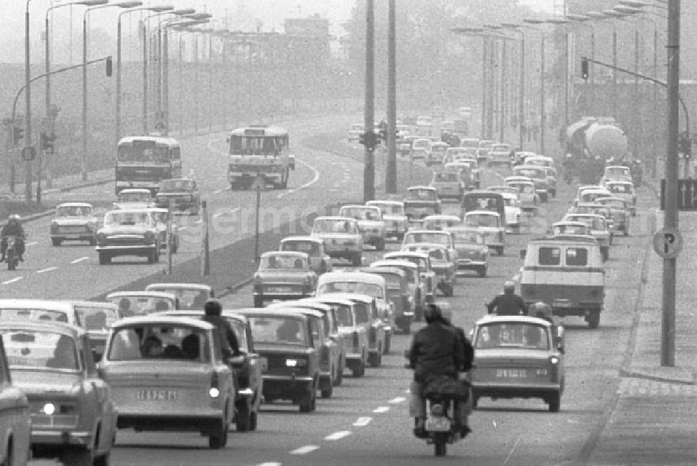 Berlin: Mai 1973 Straßenverkehr Dreispurig, Autos / Auto verschiedener Typen fahren auf Straße.