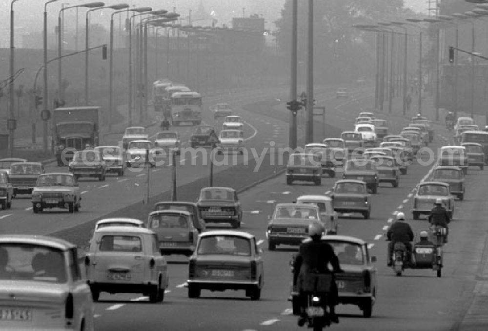 GDR photo archive: Berlin - Mai 1973 Straßenverkehr Dreispurig, Autos / Auto verschiedener Typen fahren auf Straße.