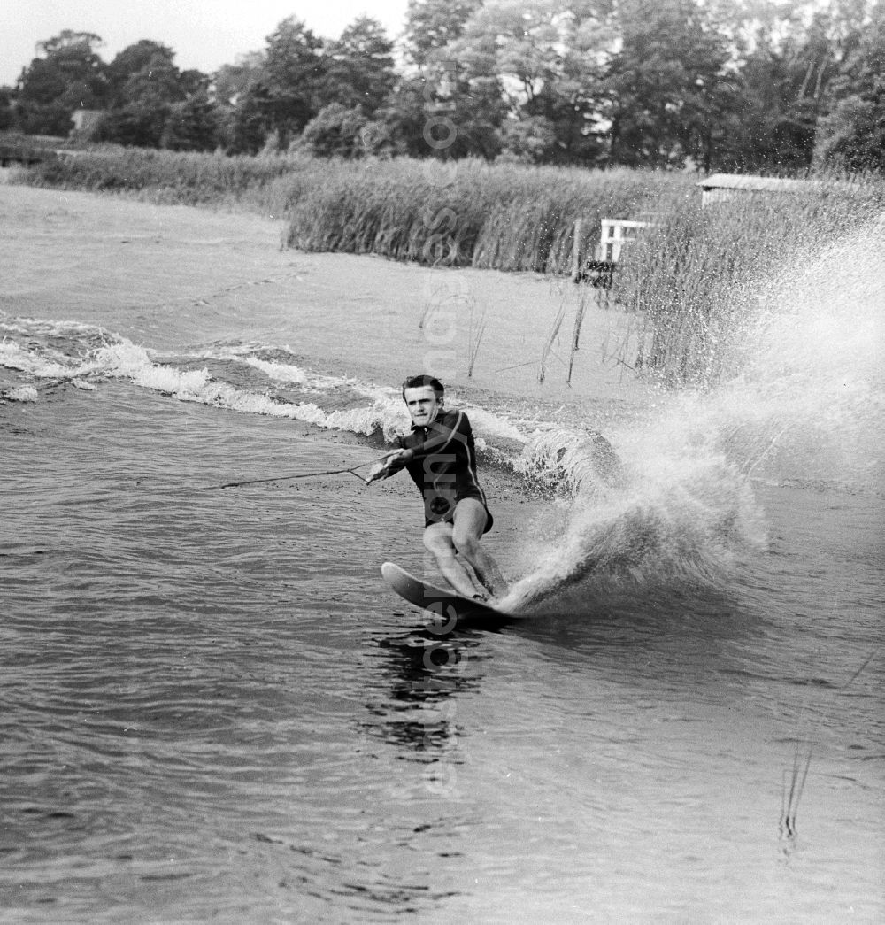 Kablow: Man rides water skiing on the Kruepelsee in Kablow in today's federal state of Brandenburg