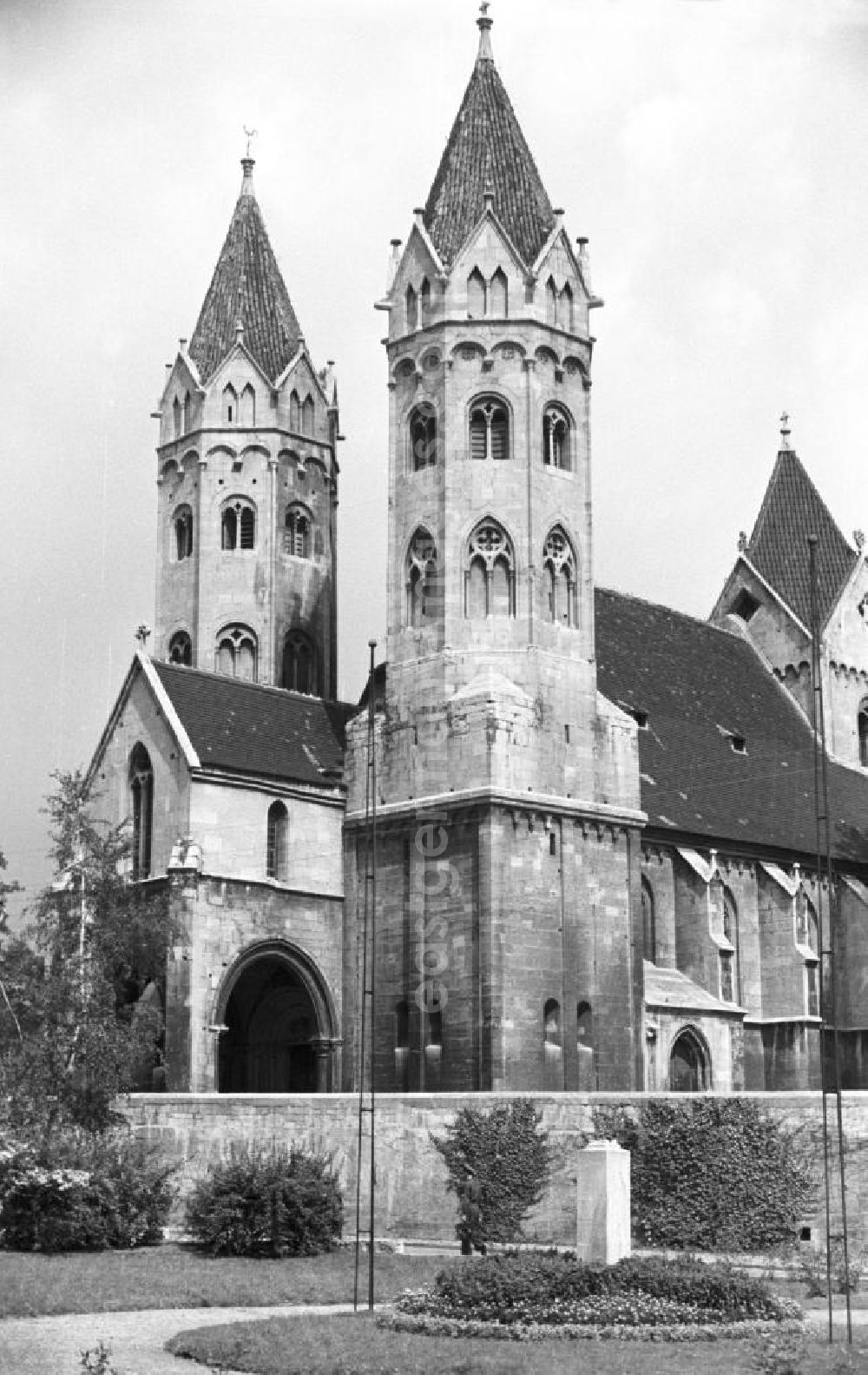 GDR photo archive: Freyburg - Blick auf die Stadtkirche St. Marien in Freyburg an der Unstrut. Freyburg gehörte zu den bedeutendsten Weinanbaugebieten in der DDR. An den Kalkhängen im Unstrut-Tal gediehen der Müller-Thurgau, der Traminer und andere Weinsorten. Den größten Bekanntheits- und Beliebtheitsgrad hatte in der DDR jedoch der Rotkäppchen-Sekt, dessen Herstellung in Freyburg auf eine lange Tradition zurückblicken kann.