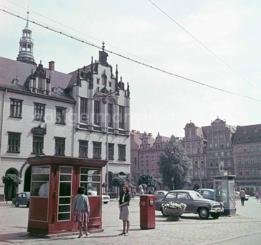 GDR picture archive: Wroclaw - Breslau - Market square in front of the town hall in Wroclaw - Breslau in Poland