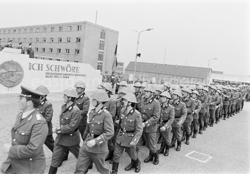 GDR picture archive: Marienberg - Parade formation and march of soldiers and officers of the motorized rifle regiment MSR-7 Max Roscher on the occasion of the farewell of reservists on the parade ground of the barracks in Marienberg, Saxony in the territory of the former GDR, German Democratic Republic