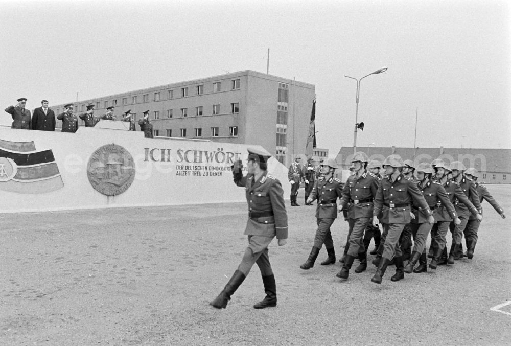 Marienberg: Parade formation and march of soldiers and officers of the motorized rifle regiment MSR-7 Max Roscher on the occasion of the farewell of reservists on the parade ground of the barracks in Marienberg, Saxony in the territory of the former GDR, German Democratic Republic