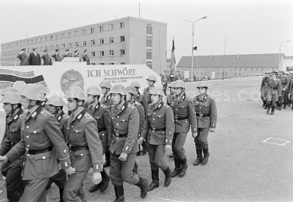 GDR image archive: Marienberg - Parade formation and march of soldiers and officers of the motorized rifle regiment MSR-7 Max Roscher on the occasion of the farewell of reservists on the parade ground of the barracks in Marienberg, Saxony in the territory of the former GDR, German Democratic Republic