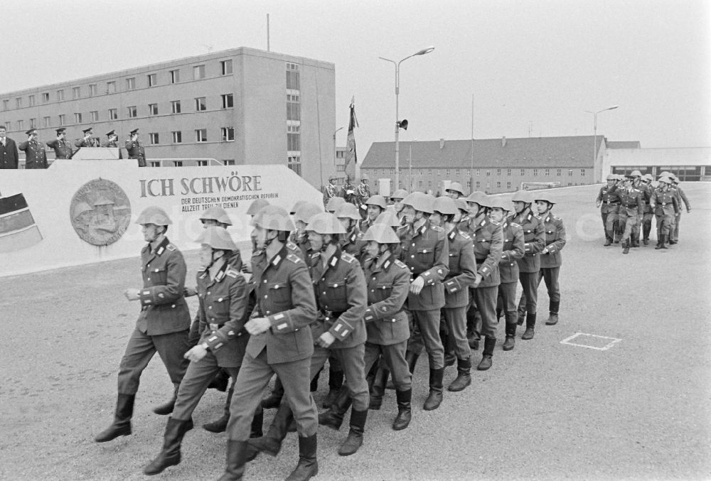 GDR photo archive: Marienberg - Parade formation and march of soldiers and officers of the motorized rifle regiment MSR-7 Max Roscher on the occasion of the farewell of reservists on the parade ground of the barracks in Marienberg, Saxony in the territory of the former GDR, German Democratic Republic